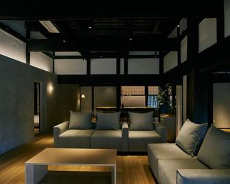 Ricka Katsuura - Katsuura - Huiskamer