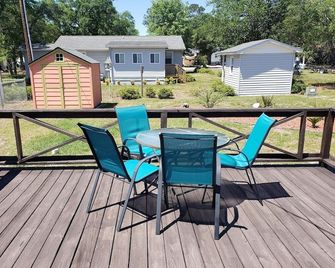 Cottage near 2 great beaches and 11 miles to South Carolina from Home - Ocean Isle Beach - Patio