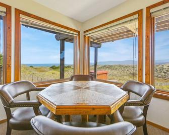 Dog-friendly, oceanfront home with private hot tub - next to the State Park - Fort Bragg - Essbereich