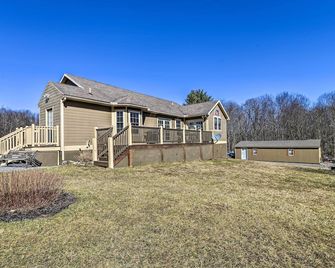 Private Family Home with Deck, Porch and Forest Views! - Oakland - Edificio