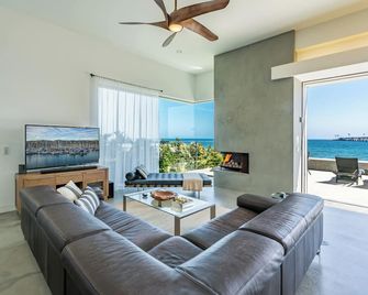 Seascape by Paradise Retreats - Ventura - Living room