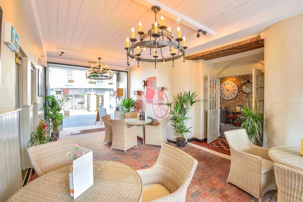 The George Hotel - Axminster - Lobby