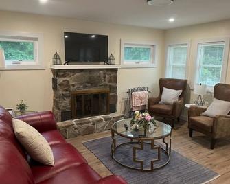 Charming 1-bedroom apartment in peaceful North Stonington - North Stonington - Living room
