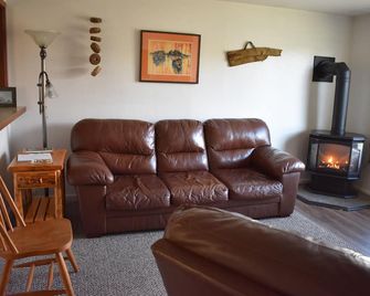 1 Block From The Beach! - Seward - Living room