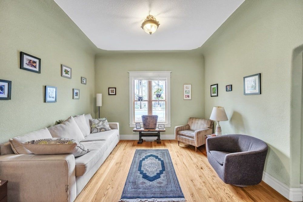 New! Stylish 2-Story Home - Perfect Denver Location - Denver - Living room