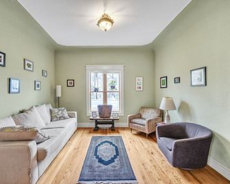 New! Stylish 2-Story Home - Perfect Denver Location - Denver - Living room