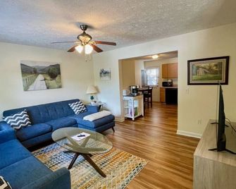 The Blue Door at Sylva Home Base Apartments - Sylva - Huiskamer