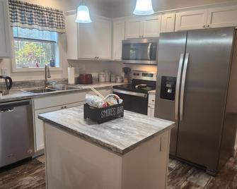 Fram's Place--a convenient, peaceful, private escape in the foothills! - Wilkesboro - Cocina