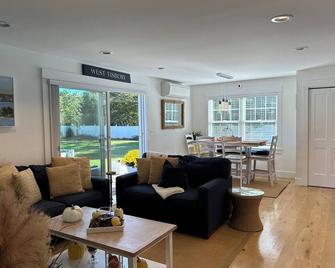 Charming 3-bedroom house in enchanting West Tisbury with AC, WiFi - West Tisbury - Living room