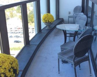 3 Bd/3 Ba Conveniently Located Near Market & High Point University - High Point - Balcony