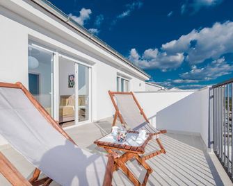 Luxury Escape with Swimming Pool & Modern Design - Debeljak - Balkon