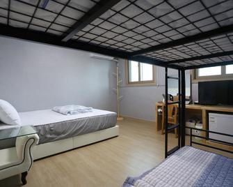 Oceanview Motel Sokcho - Sokcho - Bedroom