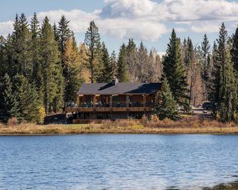 Schott's Lake Conference & Resort - Sundre - Building