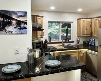 Forest Mountain Cabin, minutes to Downtown, trails, rivers & lakes - Nevada City - Kitchen