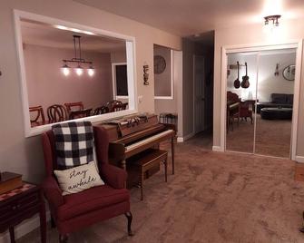 Get lost from the hustle. Peaceful nature, country living at its finest. - Burlington - Living room