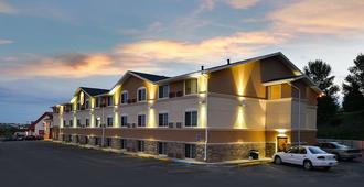 Super 8 by Wyndham Minot Airport - Minot - Building