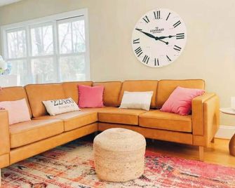 Magical wooded cottage pool +priv hottub walk2town - Irvington - Living room