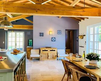 Maison Roques - Six Bedroom Villa, Sleeps 12 - Gondrin - Comedor