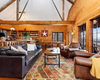 Gorgeous Rustic Mountain Cabin With Scenic Views! Welcome To Green Oak Cabin - Wintergreen - Living room