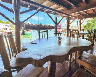 Happy Iguana Marina Ecolodge Waterfront Cabin #1, A/C, Starlink, Pool, Sleeps 4 - Fronteras - Патіо