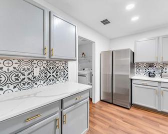 2 King ! Newly renovated w/8 beds sleeps upto 16 - Anna - Kitchen