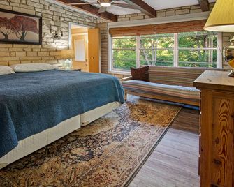 Stone River Cabin | 2/2 on the River near Whitewater! - Canyon Lake - Bedroom