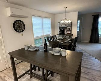 Mi Casa Tu Casa: Lakeview, Hot Tub, Pets, Walk to Wineries - Burdett - Comedor