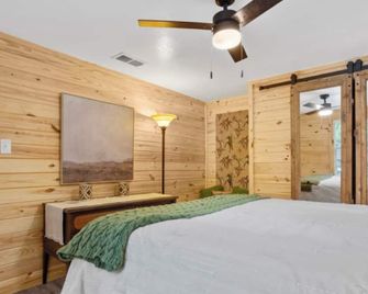 Charming 2-bedroom house near boat launch and water with WiFi in Vancleave - Ocean Springs