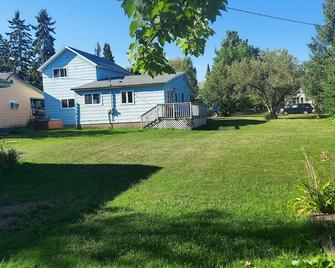 Spacious four bedroom house -walking distance to Lake Superior / Washburn shops - Washburn - Building