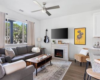 Casa Carmen by the Lakeside Golf Course - Leander - Living room