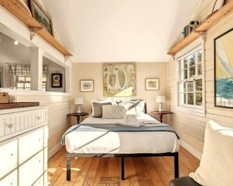 Charming Beach Cottage with Ocean Views & Sauna - Shoreline - Bedroom