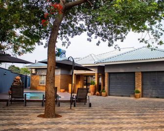 Chitovas Guesthouse - Victoria Falls - Patio