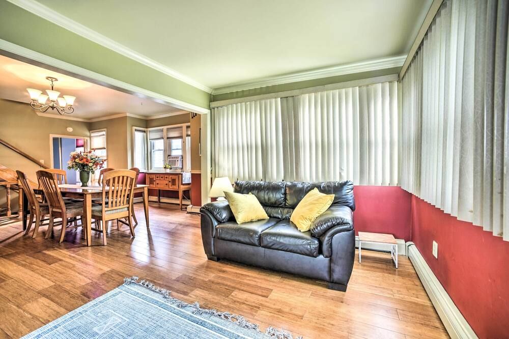 Pet-friendly Latham Retreat ~ 7 Mi to Albany! - Latham - Living room