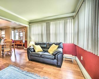 Pet-friendly Latham Retreat ~ 7 Mi to Albany! - Latham - Living room