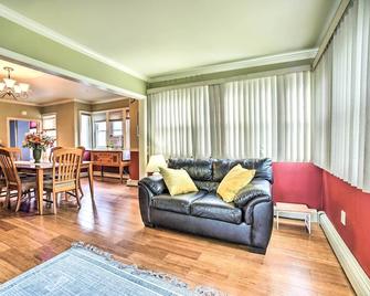 Pet-friendly Latham Retreat ~ 7 Mi to Albany! - Latham - Living room