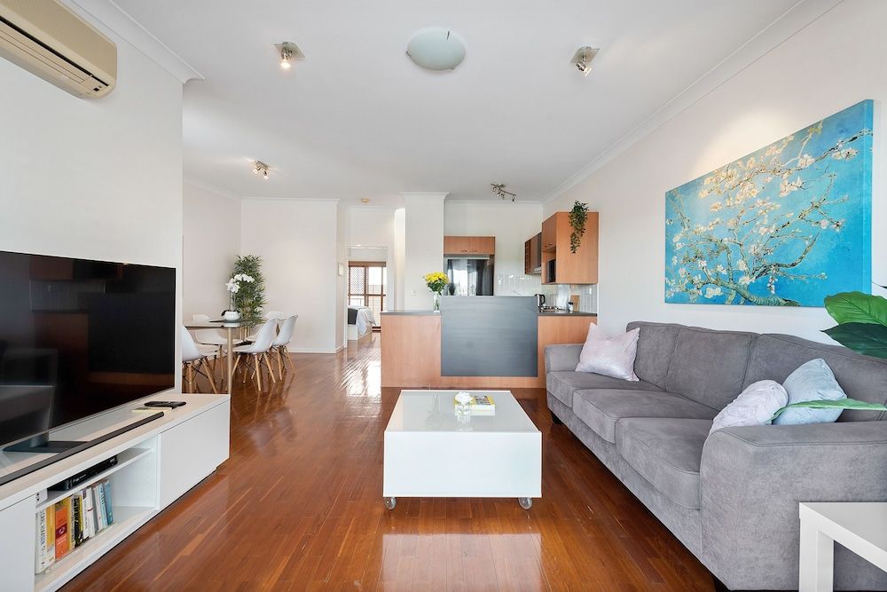 Hidden in New Farm ~ 1 Bed/1 Bath /1 Car/Views - בריסביין - סלון