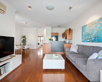 Hidden in New Farm ~ 1 Bed/1 Bath /1 Car/Views - Brisbane - Phòng khách