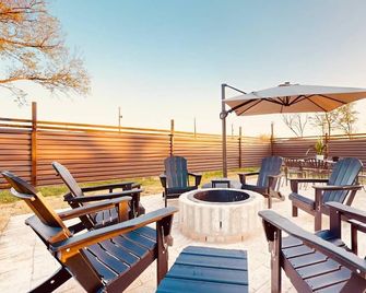 Lupita’s Casita Cozy, Spacious Yard, Sleeps 10, Pets OK, Fire Pit & Patio - Universal City - Patio