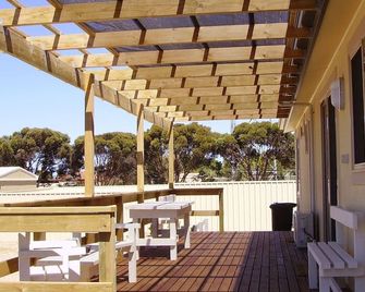 Summer Breeze Stansbury, Relax & Recharge!! - 스탠스베리 - 파티오