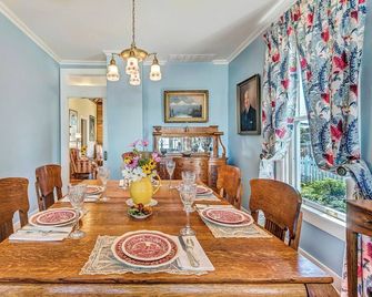 LaFollette - Restored Queen Anne cottage with vintage charm and modern amenities - Prineville - Eetruimte