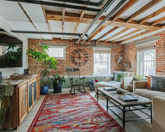 The Hideaway Suite: Sauna & Lux Amenities - Staunton - Living room