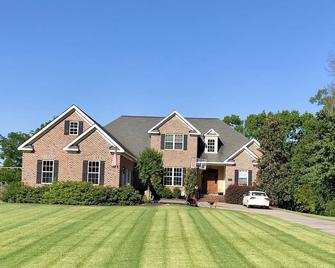 Great Masters rental 4 bed/6 bath, custom home; close to the Augusta National. - North Augusta - Building