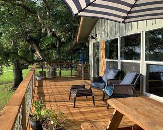The Rustic Retreat on the San Bernard River - Brazoria - Balcony