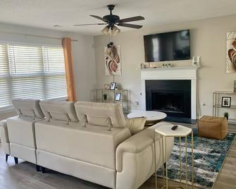 Spacious, Modern House with Cozy Fireplace, Home Office and Master Suite - Lovejoy - Living room