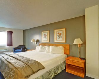 Capital O Amerihost Inn and Suites Fulton Hwy 54 MO - Fulton - Bedroom