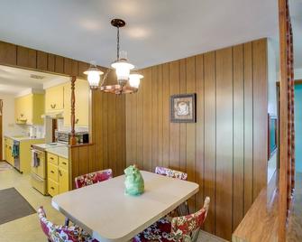 Retro Green Bay Home Steps to Lambeau Field! - Green Bay - Dining room