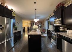 Happy House - Regina City - Regina - Kitchen