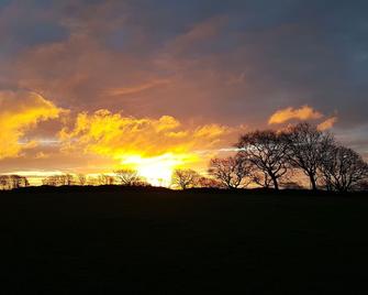 Sunset Cabin, watch the sunset over the north Devon horizon in this cosy cabin! - Barnstaple - Outdoor view