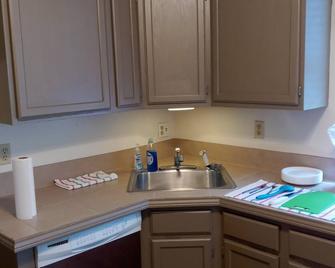 Cozy 1 bedroom, private apartment with close proximity to many major hospitals. - Pittsburgh