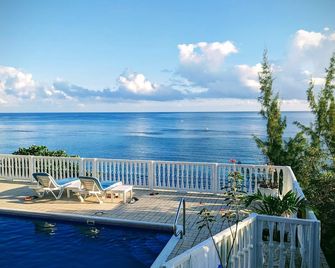 Sapphire Reef Villa, Ocean Front on a Protected Reef, Pool, Staffed, Private - Boscobel - Balcón